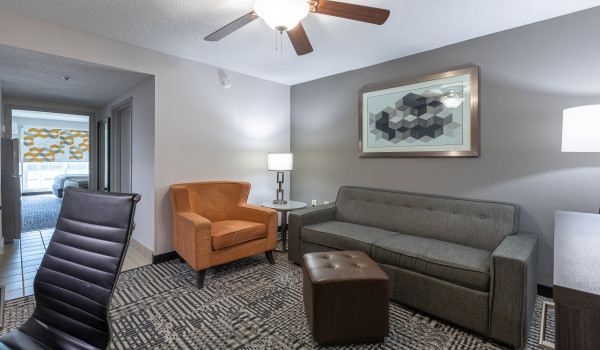 Country Inn & Suites by Radisson Lake Norman Huntersville NC - Guestroom Seating Area 2