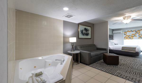 Country Inn & Suites by Radisson Lake Norman Huntersville NC - Guestroom With Jacuzzi
